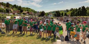 Journée citoyenne à Altkirch ou les enfant de tout âges ont participé au nettoyage du cimetière