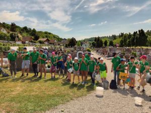 Journée citoyenne à Altkirch ou les enfant de tout âges ont participé au nettoyage du cimetière